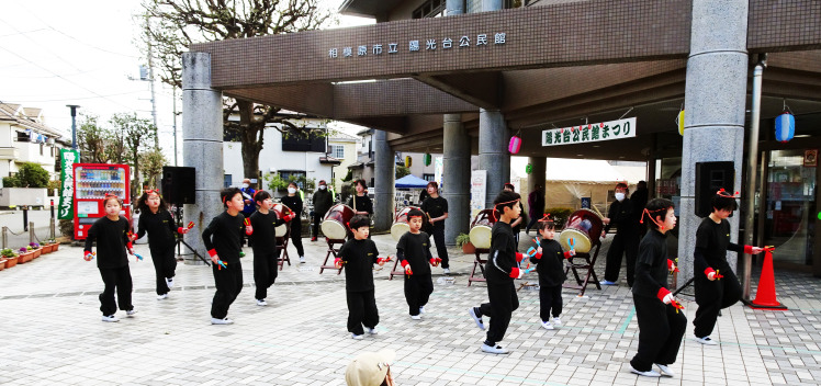 小学生による太鼓の演奏とダンスパフォーマンス