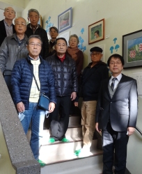 １→２階段中間踊り場から記念撮影、右から1人目・校長先生