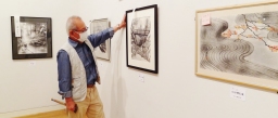 展示作業する会員 展示作業する会員