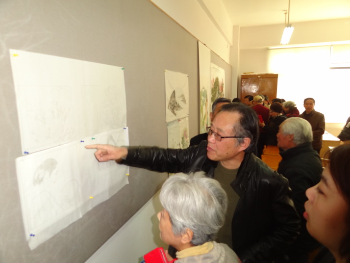 老年大学学生の作品を観る