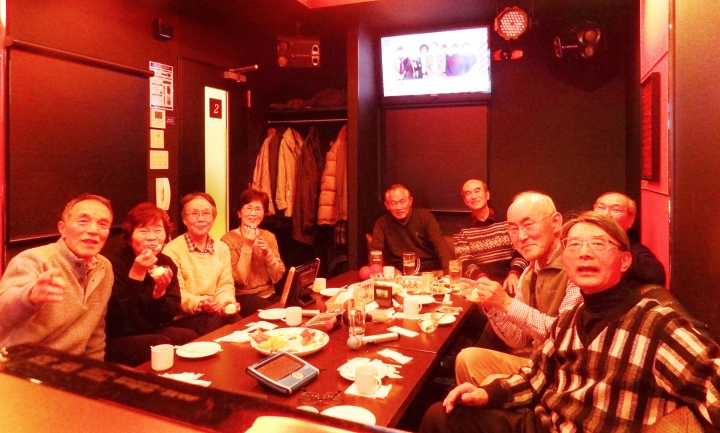 カラオケボックスで新年会